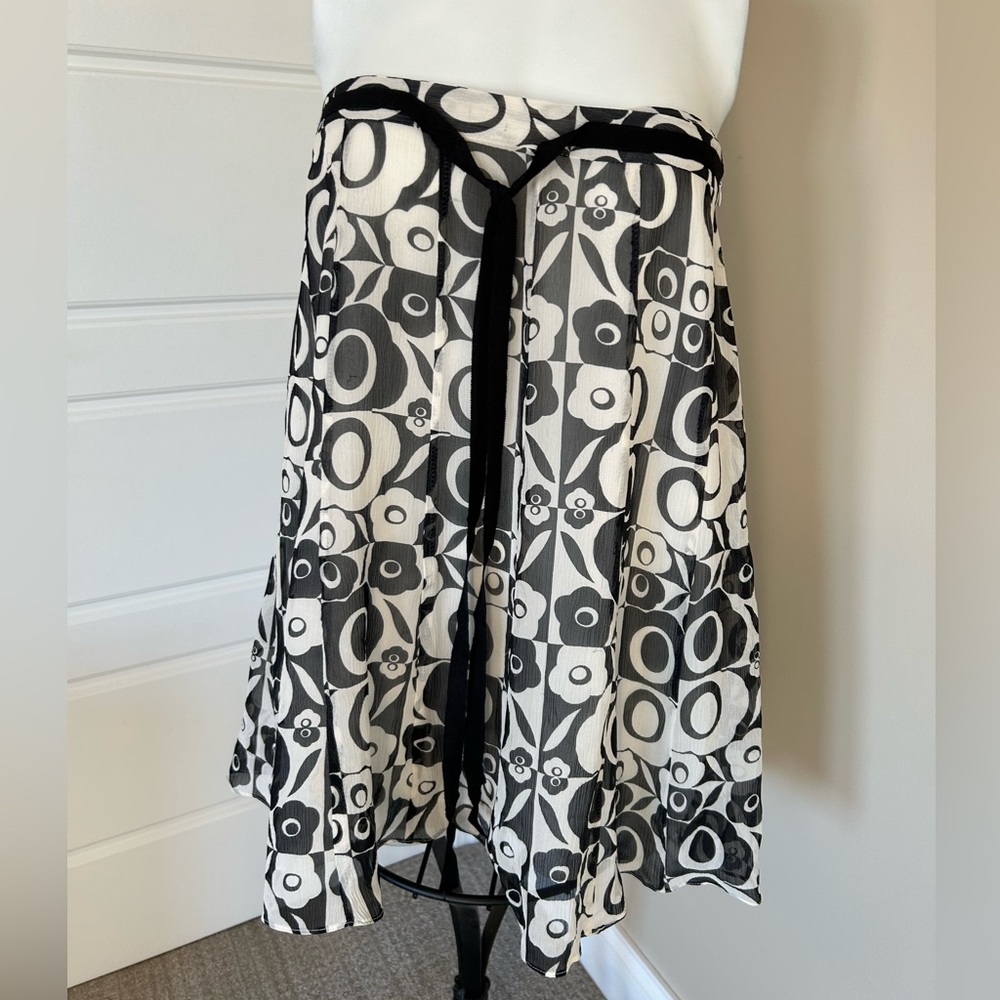 Black and white lined skirt. Fits a 10.